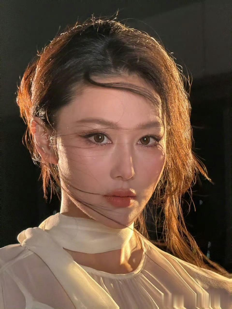 张馨予白纱造型光影交织，冷艳氛围感尽显御姐魅力