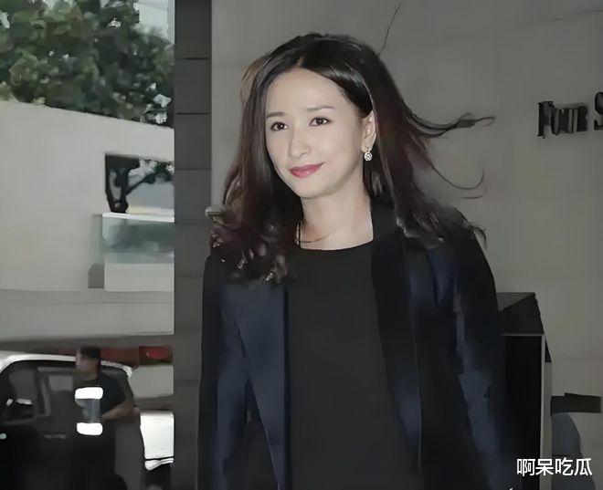 冻龄港星吴婉芳丧夫七年，独自住八层豪宅，子女皆成精英！