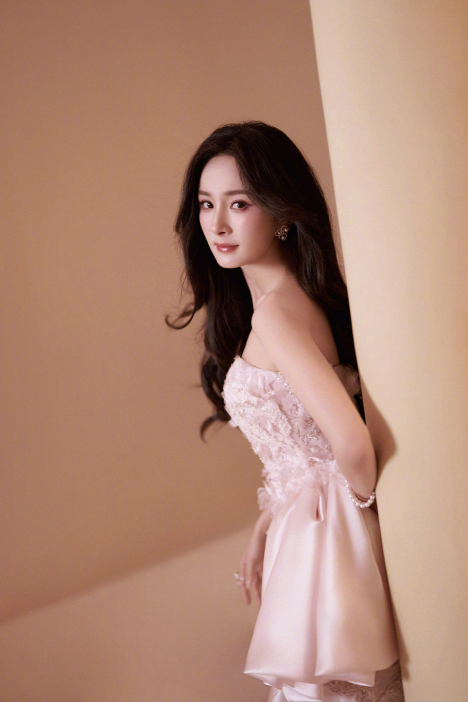 杨幂淡粉色抹胸裙写真，脚踩高跟真美