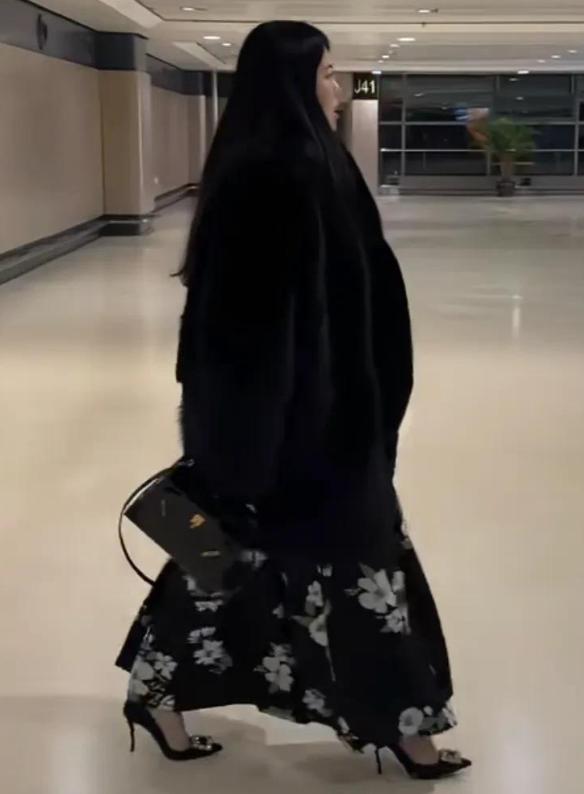 郭晶晶一家看60万电车，霍震霆给孩子买4块饮料，李湘的体面尽失