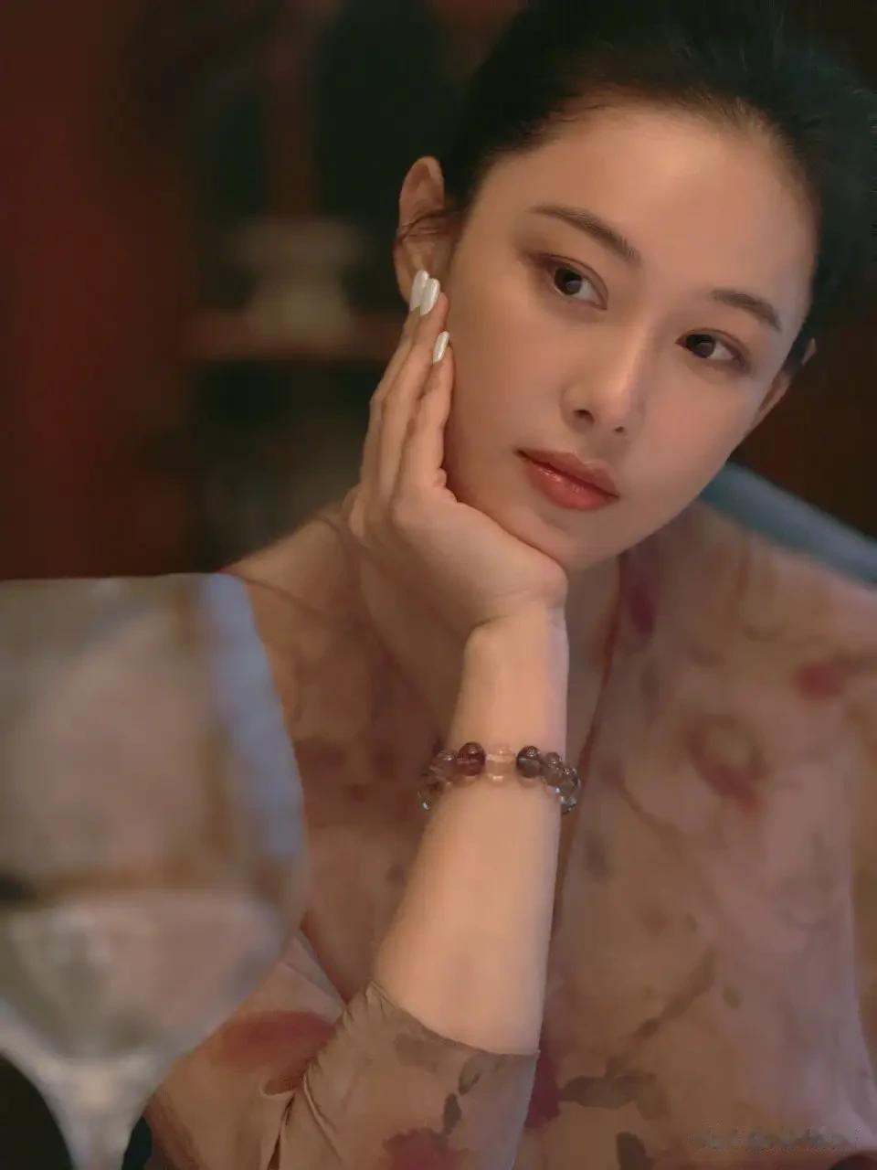 张馨予发文想家后，家中画面曝光，淡妆、微醺、素裙太惊艳