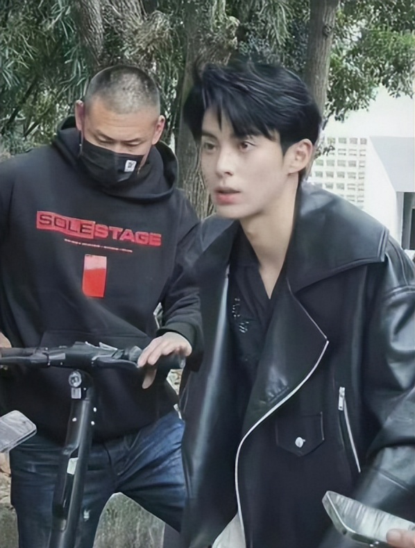 十年神秘女友风波刚3个多月，26岁王鹤棣近况曝光，一点也不意外