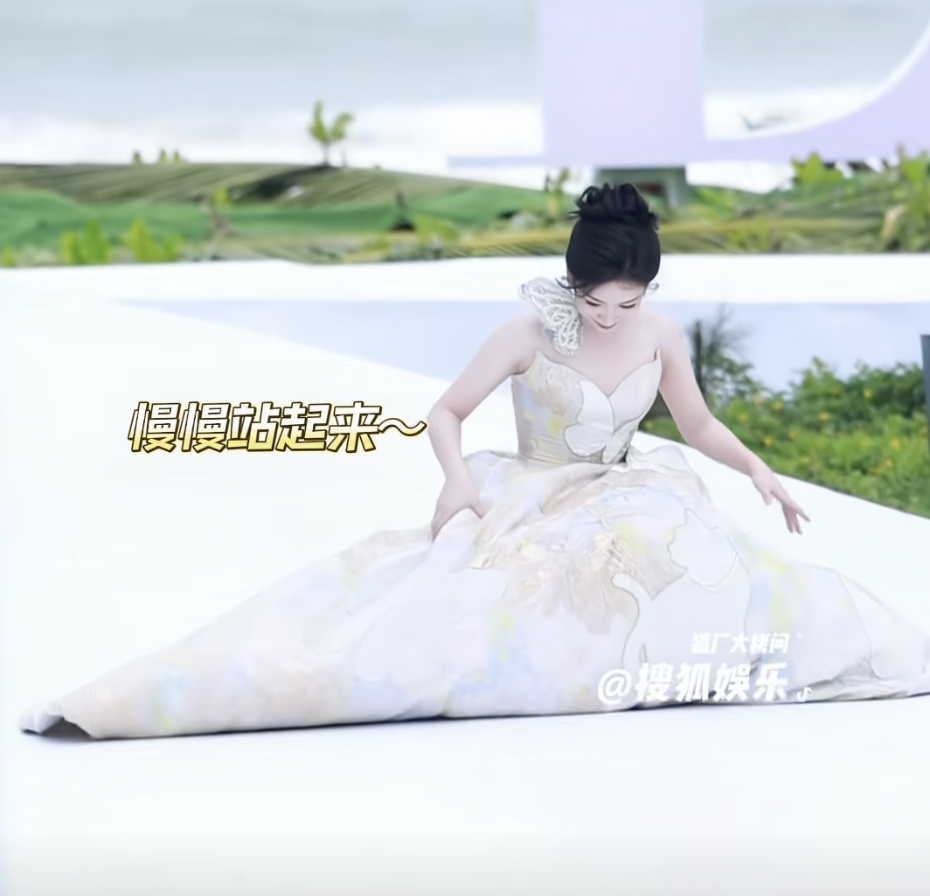 好命苦的红毯!张馨予裙子破洞,张凌赫被吹炸毛,3位女星踩裙子
