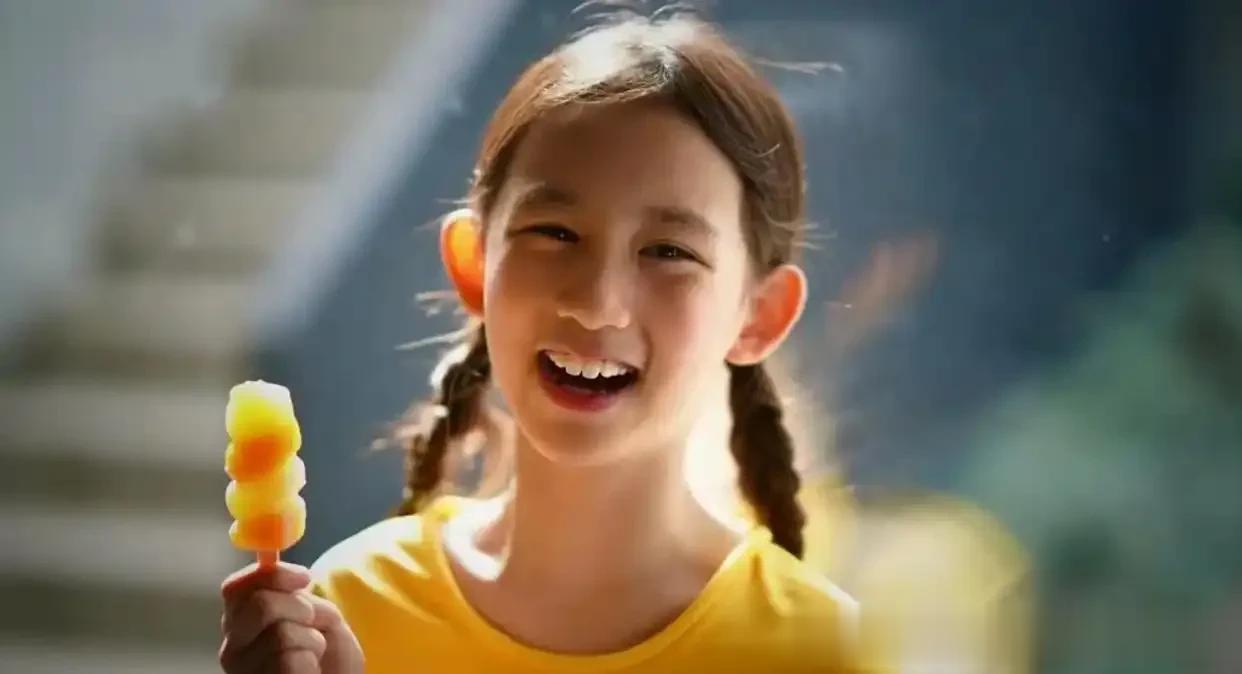 孙莉晒与俩儿女合影，11岁多妹穿搭时尚身高优越，弟弟也长大了