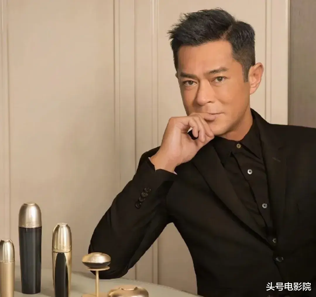 90岁香港女星,站着唱国歌!未婚无儿女,一个人去医院签遗体捐赠