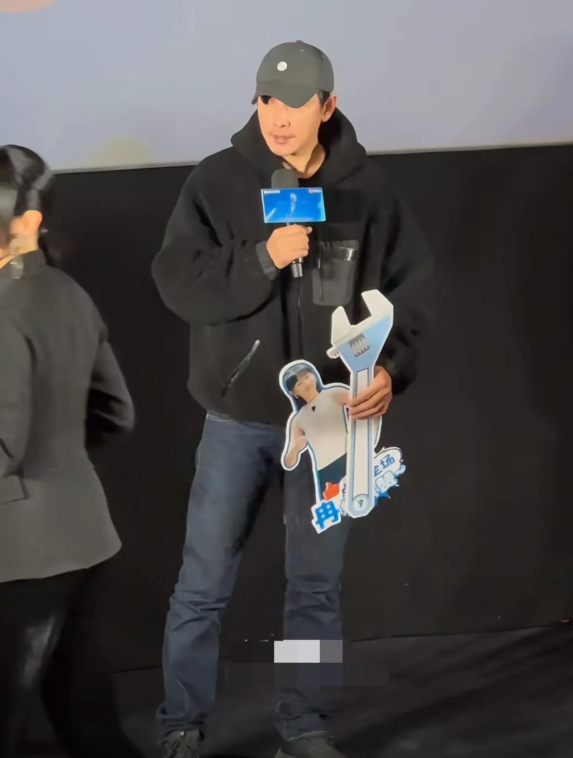 罗晋在父亲离世后首露面，和同事宣传新剧，胡子拉碴看着憔悴不已