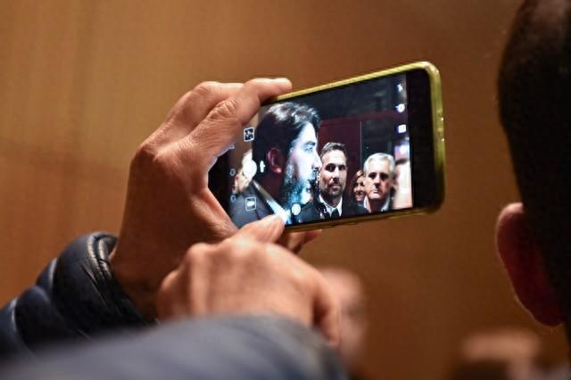 这届年轻人为何“清醒”得可怕?五年不换机大有人在