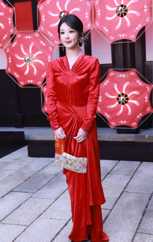 上海这一天：杨紫扛住了镜头，宋祖儿土出新花样，却被孙俪惊艳了