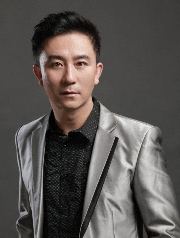 51岁未婚未育,出道33年戏红人不红,父母操心他的婚事