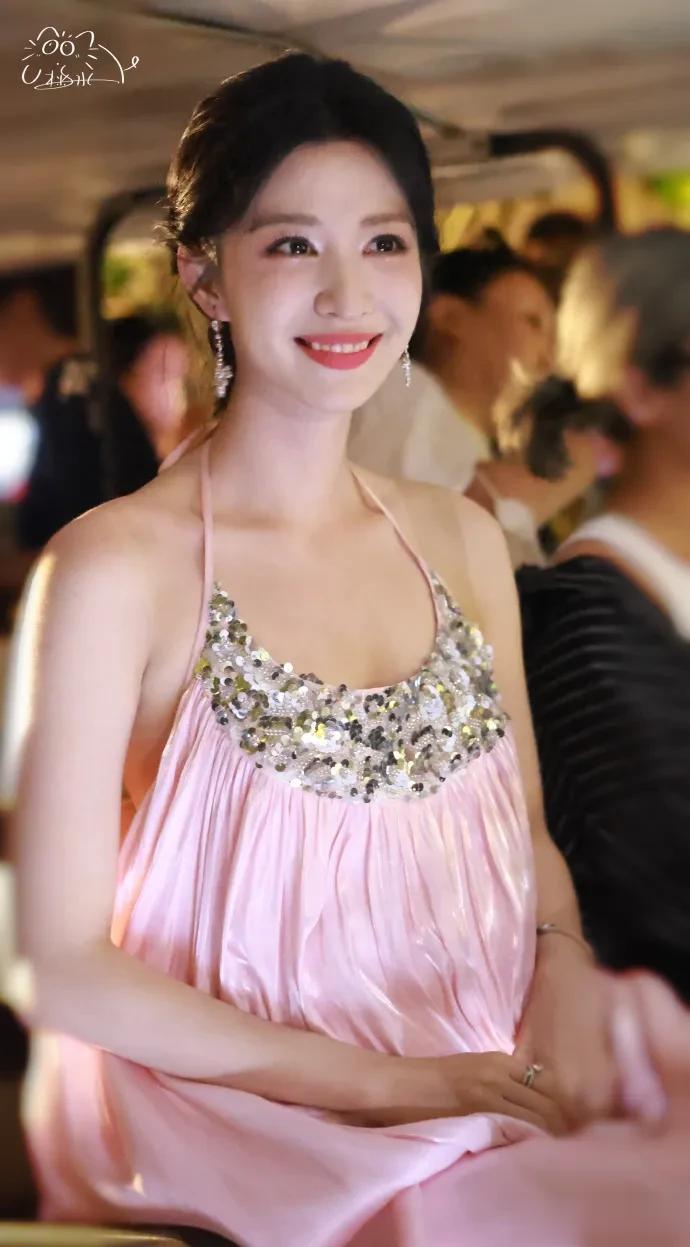 王楚然春晚彩排,打扮漂亮,像是画中仙子般迷人!