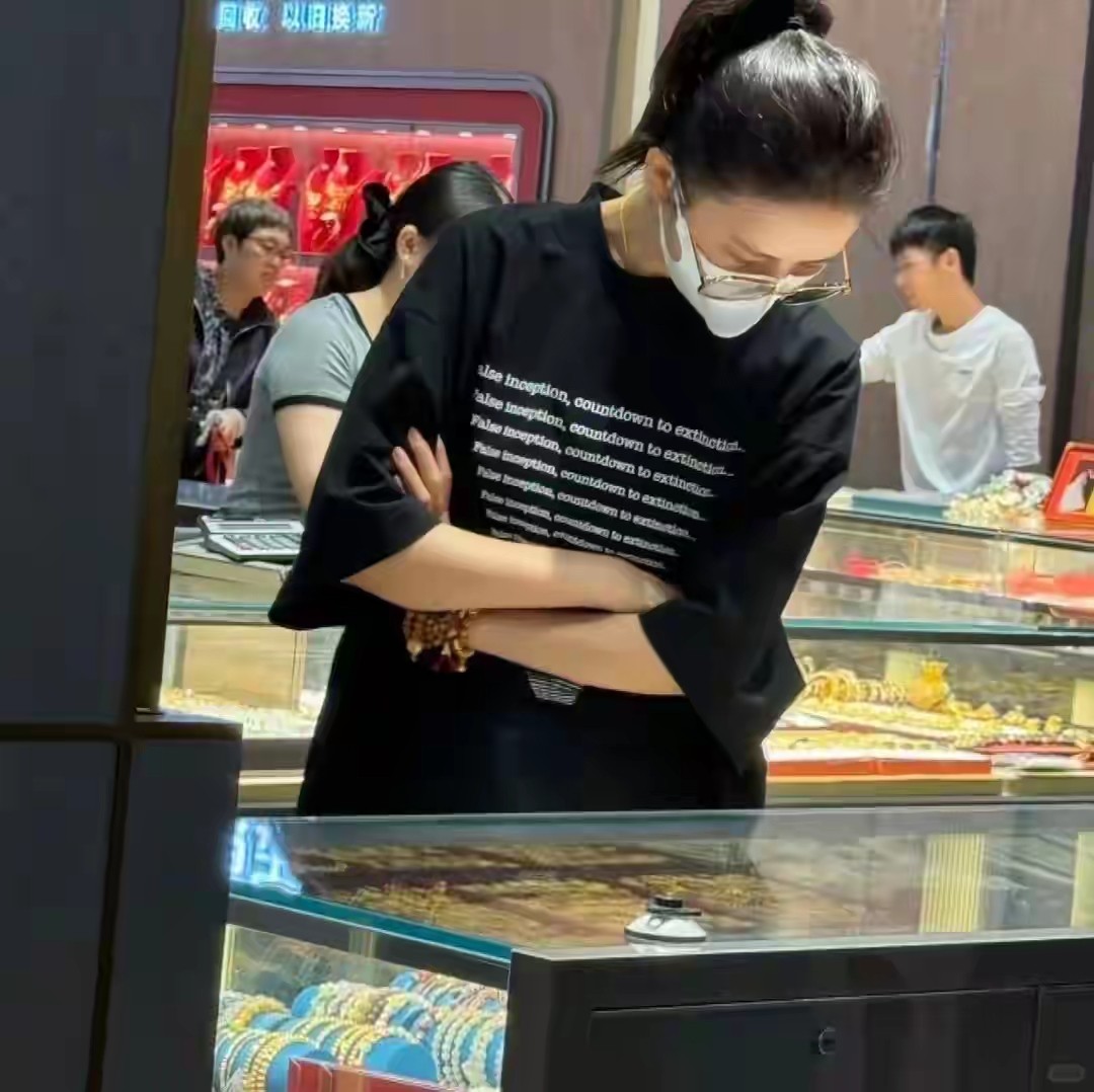 瘦死骆驼比马大！状态不如从前的佟丽娅扫购黄金，大手串太吸睛