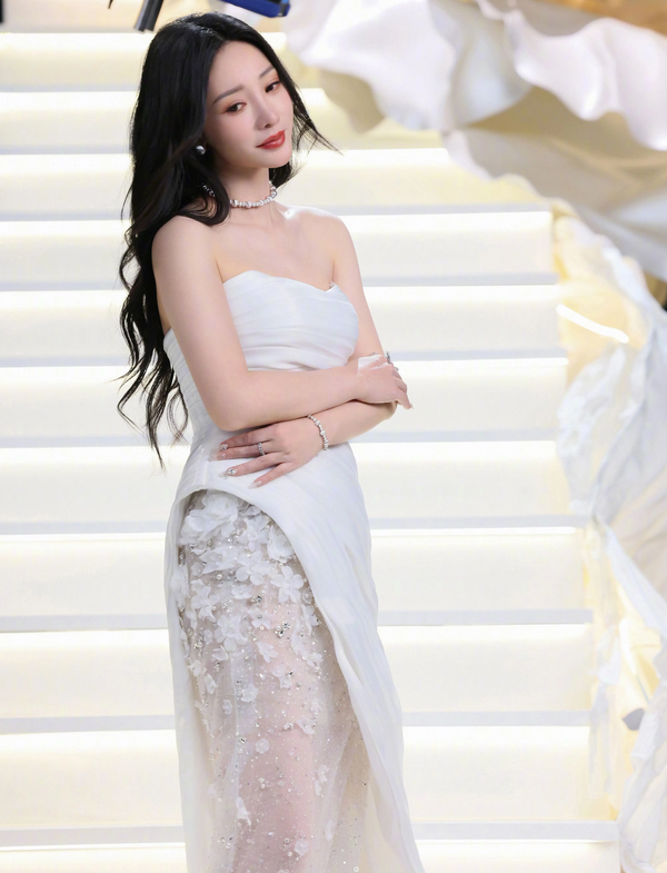 这也太馋人了！柳岩的身材真的绝，比例上佳颜值高，你喜欢她吗？