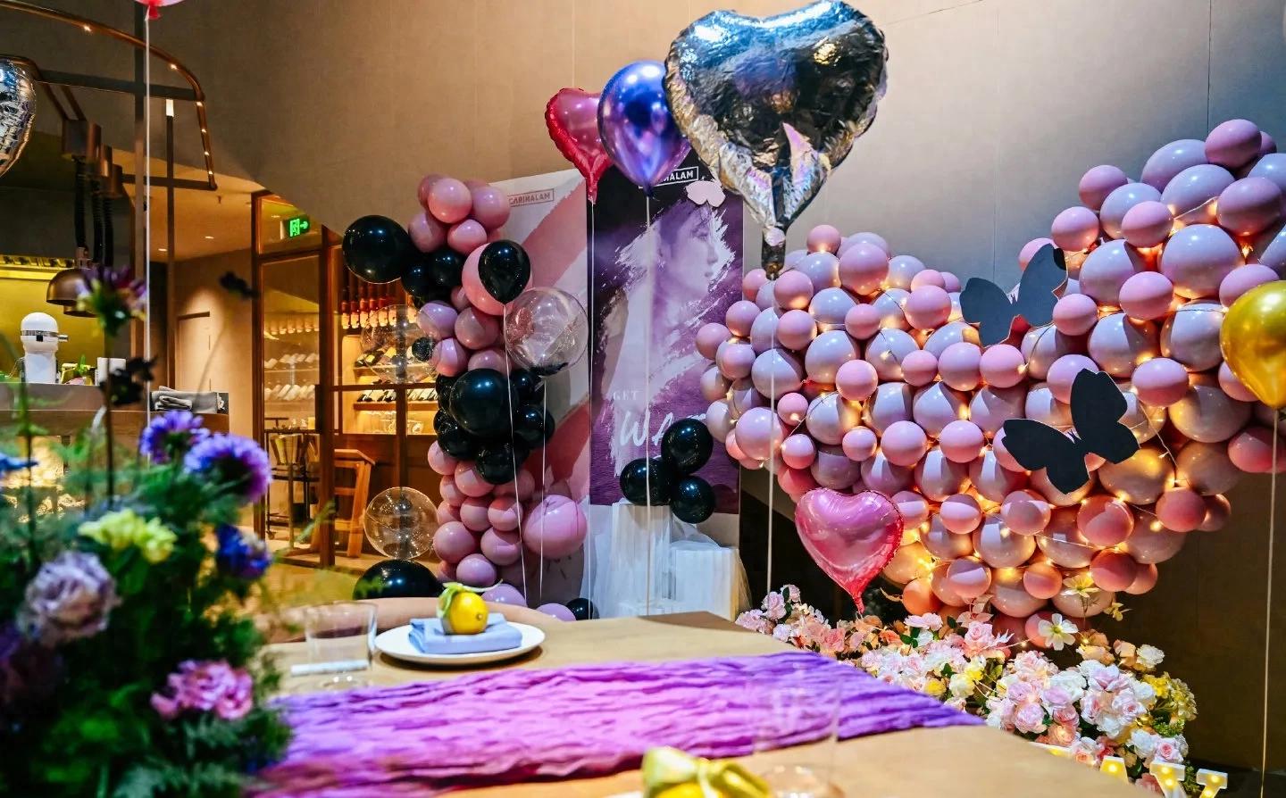 林峯请来朱亚文为妻子过生日，张馨月被众人簇拥笑得合不拢嘴