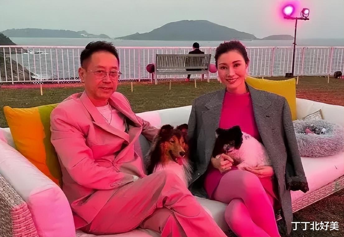 豪门阔太“李嘉欣”高调庆生！穿polo衫+毽子头，54岁美出新高度