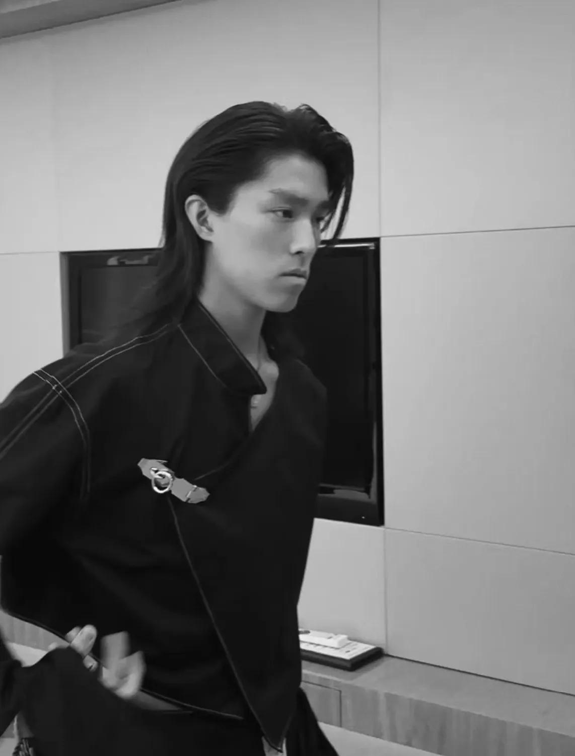 55岁林晓峰和儿子同框看秀像兄弟俩，儿子很有气质随妈妈康子妮