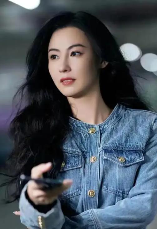 谢霆锋也没想到，张柏芝会因阅兵当天的一特殊举动，实现口碑暴增