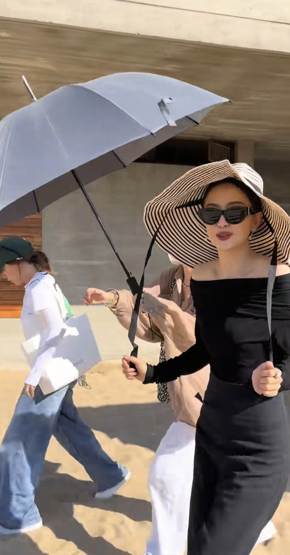 佟丽娅阿那亚被偶遇,真的好瘦好漂亮呀,网友:这么瘦也有双下巴