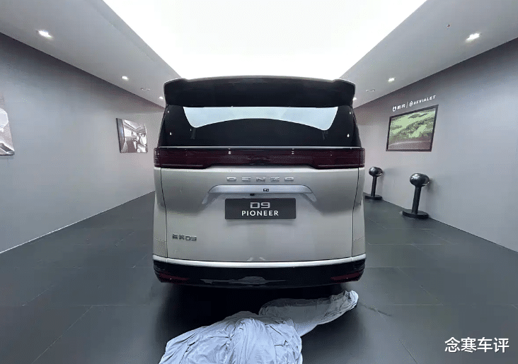 别再说坐MPV晕车！腾势D9标配云辇-C智能悬挂，过减速带如履平地