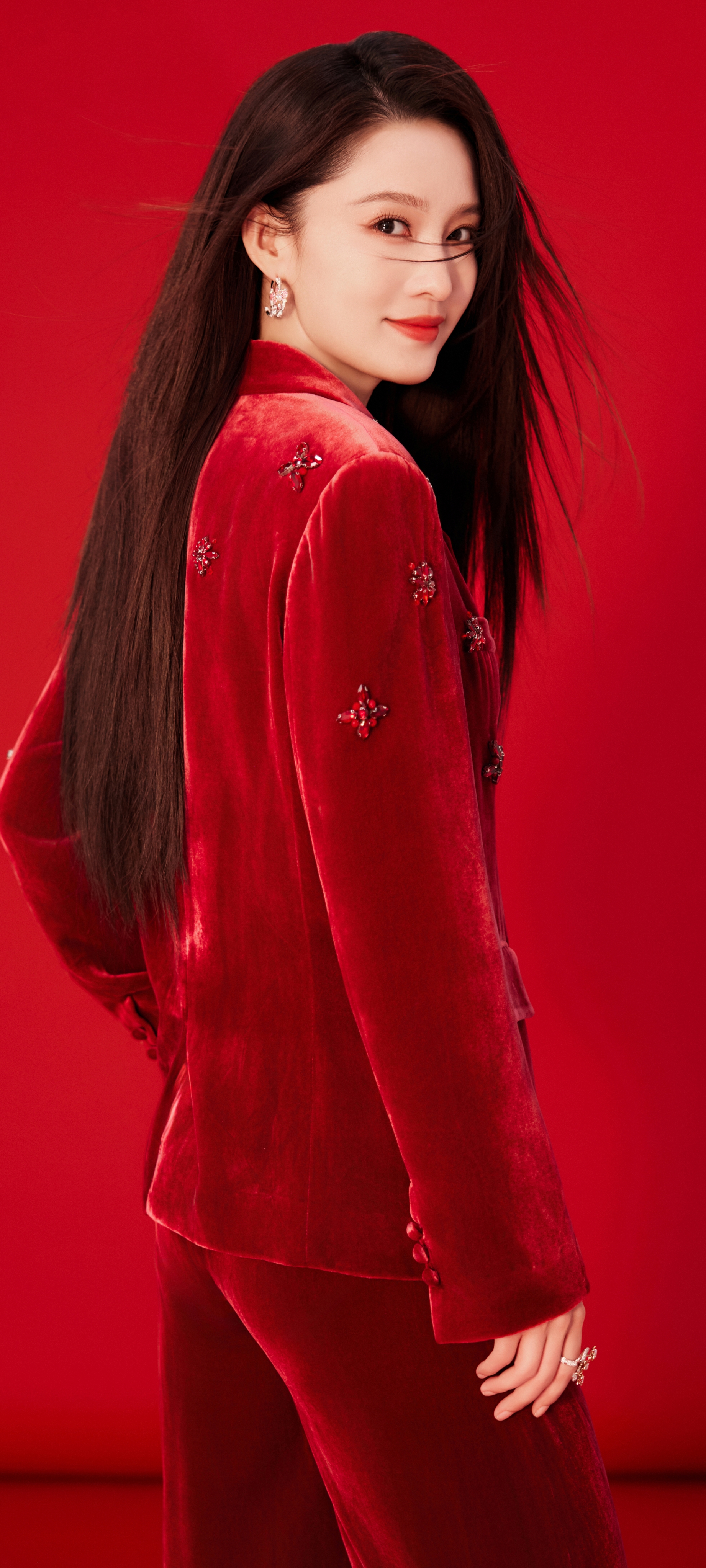 美女壁纸第4422期—身穿红色丝绒西装的李沁
