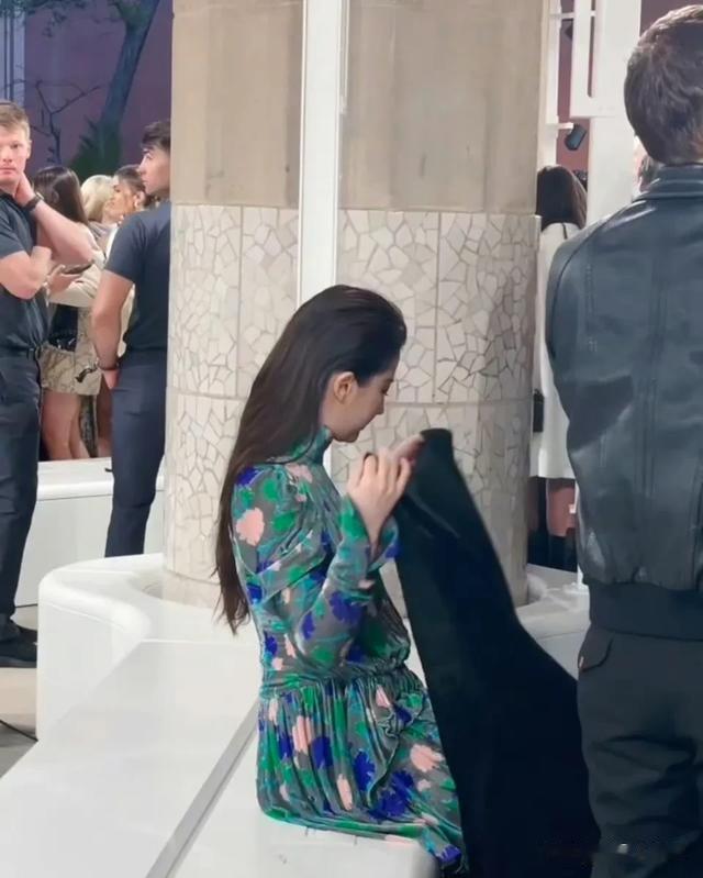 刘亦菲虎背熊腰的，一点身材管理都不做啊