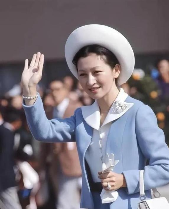 戏剧的一幕！同一天出公务，悠仁被风雪砸头，爱子头顶响晴的一片