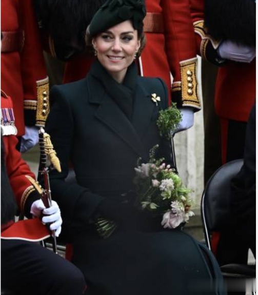 威廉43岁生日凯特晒照，王妃病情又严重3个娃还小，这个生日难过