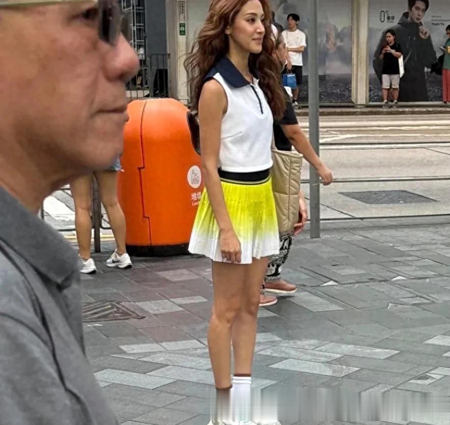 郑嘉颖老婆陈凯琳现身香港铜锣湾街头,穿着小短裙皮肤看起来好黑