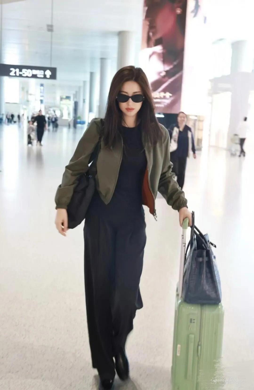 朱珠机场私服真时髦！穿夹克外套+阔腿裤，减龄又高级！