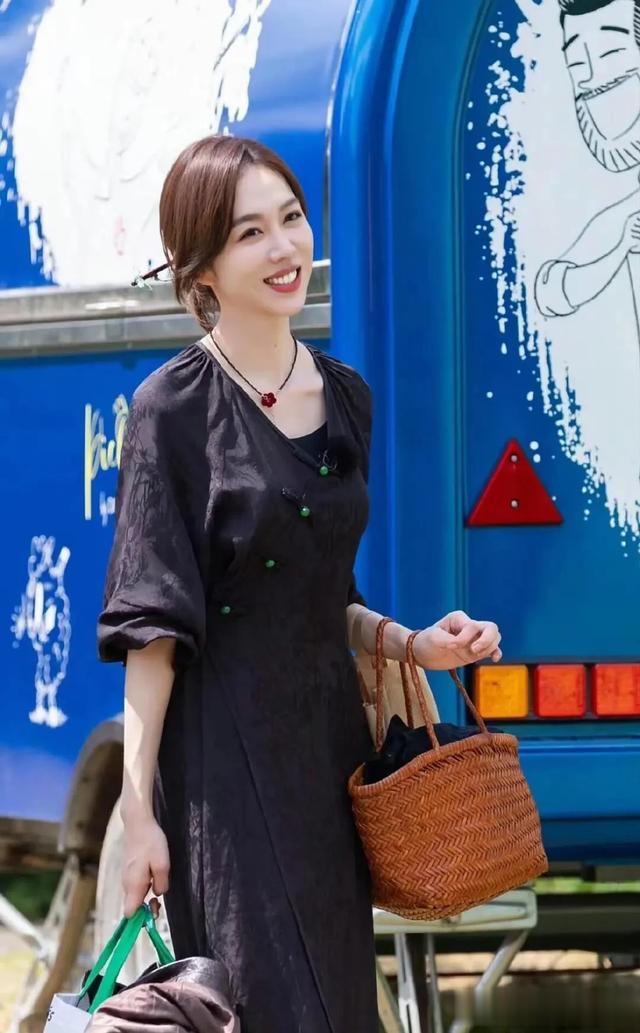 姜妍最新机场照，自带滤镜皮肤白到发光，戴口罩也遮不住她的美貌