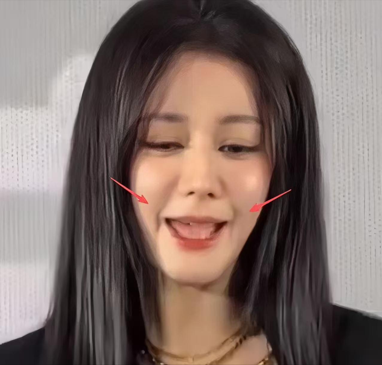 迪丽热巴近照难掩疲态，脸僵眼肿双腿粗壮，不如穿深V的张俪惊艳