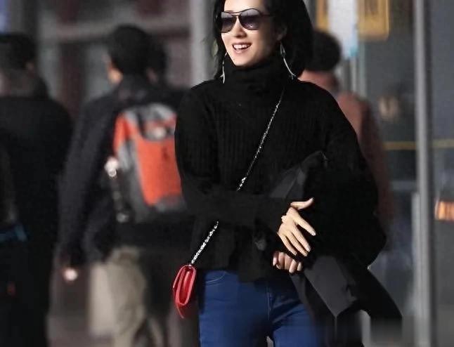 刘敏涛剪了波波头大回春!穿高领毛衣+牛仔裤,时髦又高级!