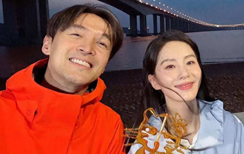 43岁胡歌与38岁刘诗诗罕见同框，一个含情脉脉，一个不敢直视对方