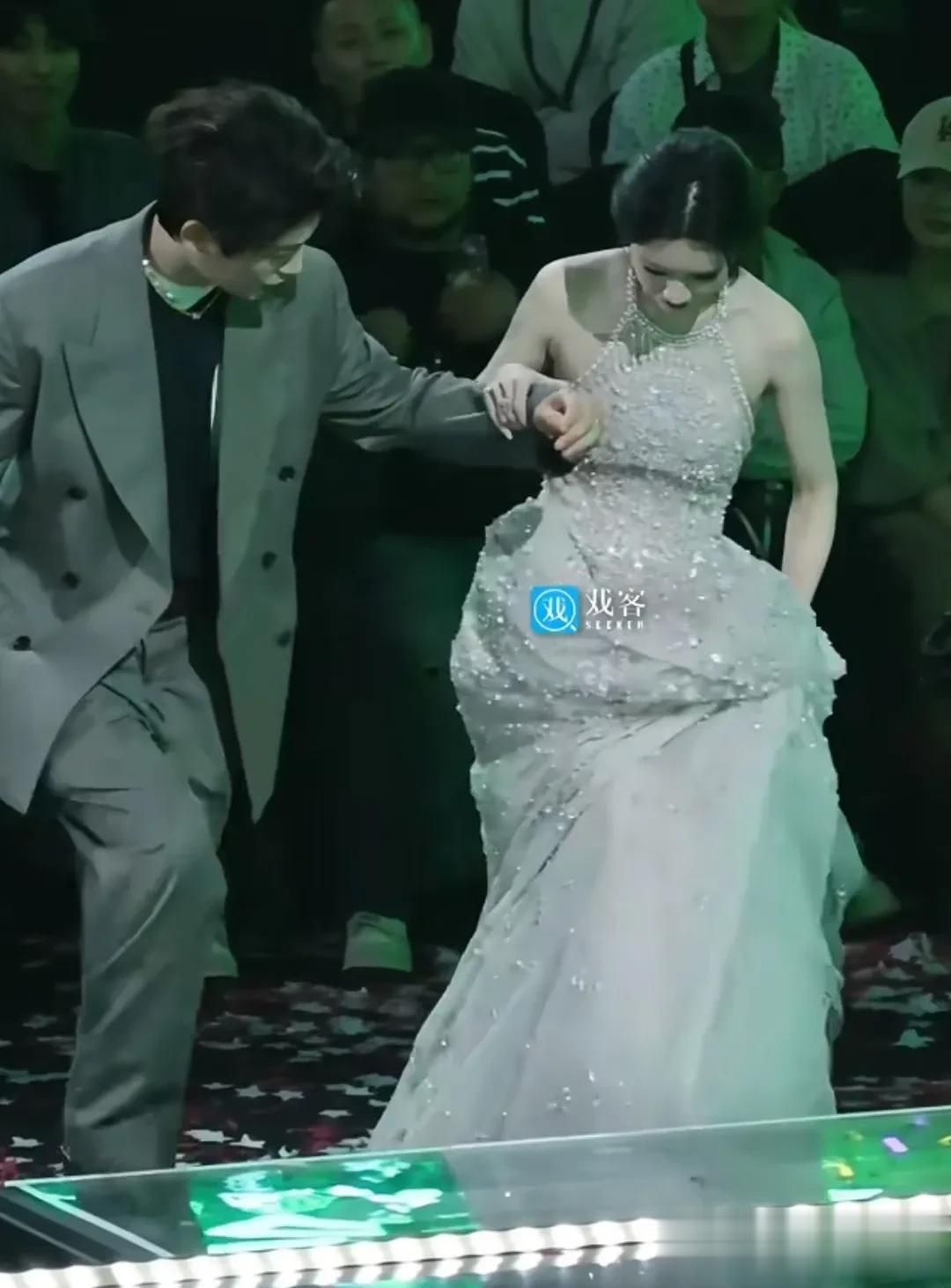 热搜第一爆,孟子义一摔封神出圈!反应最热心的是丁禹兮、丞磊