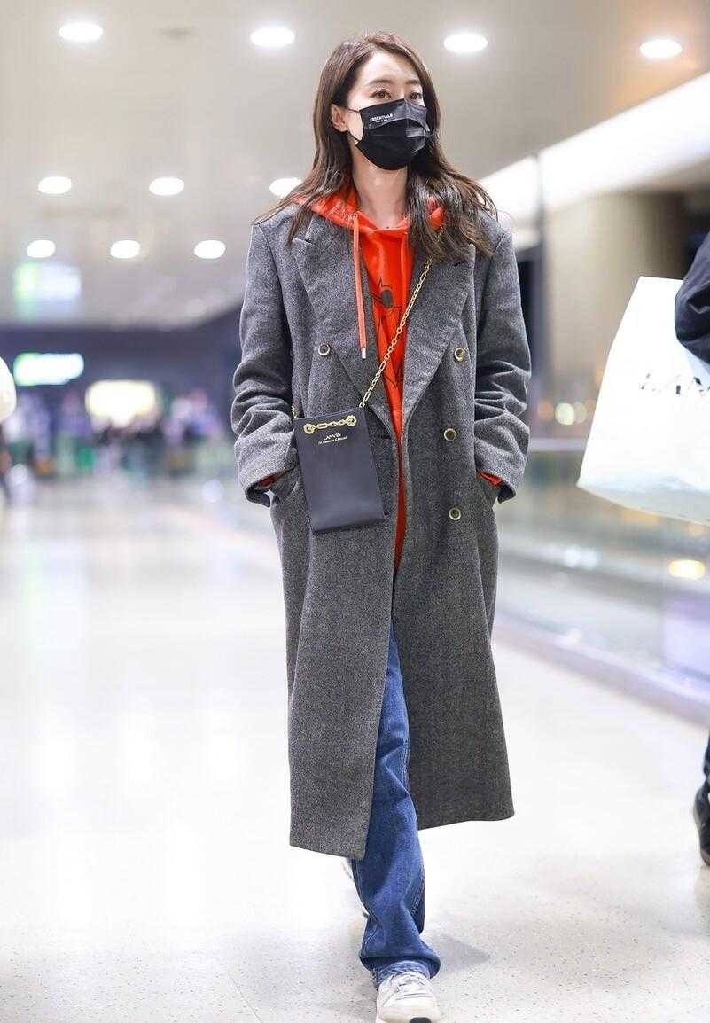 “张小斐”越看越好看，穿灰色大衣配红卫衣好高级，气质都升华了