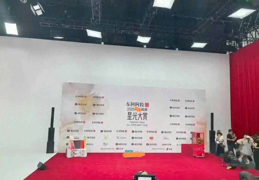 这一夜宋佳像猛虎下山！穿旗袍美到脚趾尖完全不顾倪妮赵露思死活