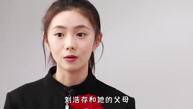 成龙都得给她提裙子，连赵丽颖都混不进的“京圈”，她却十拿九稳