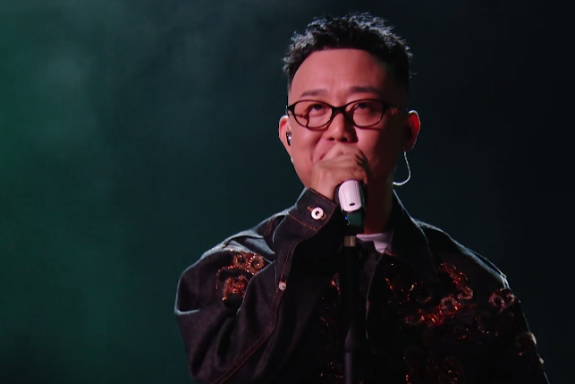 歌手第七期出现“最荒诞”舞台,被群嘲的单依纯,验证了李健的话