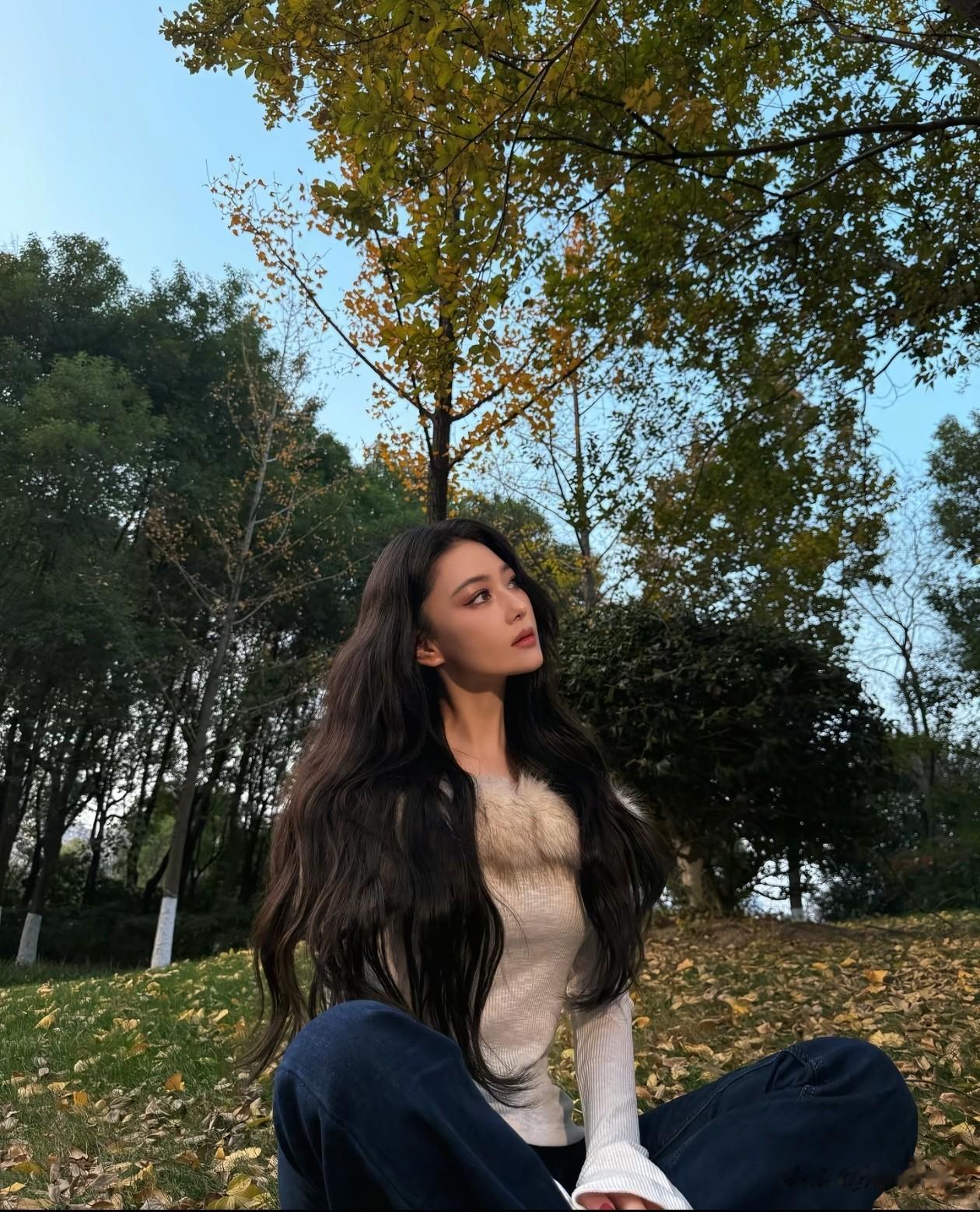 38岁张馨予最新穿搭：微卷发+一字肩打底衫+阔腿裤，时髦又高级