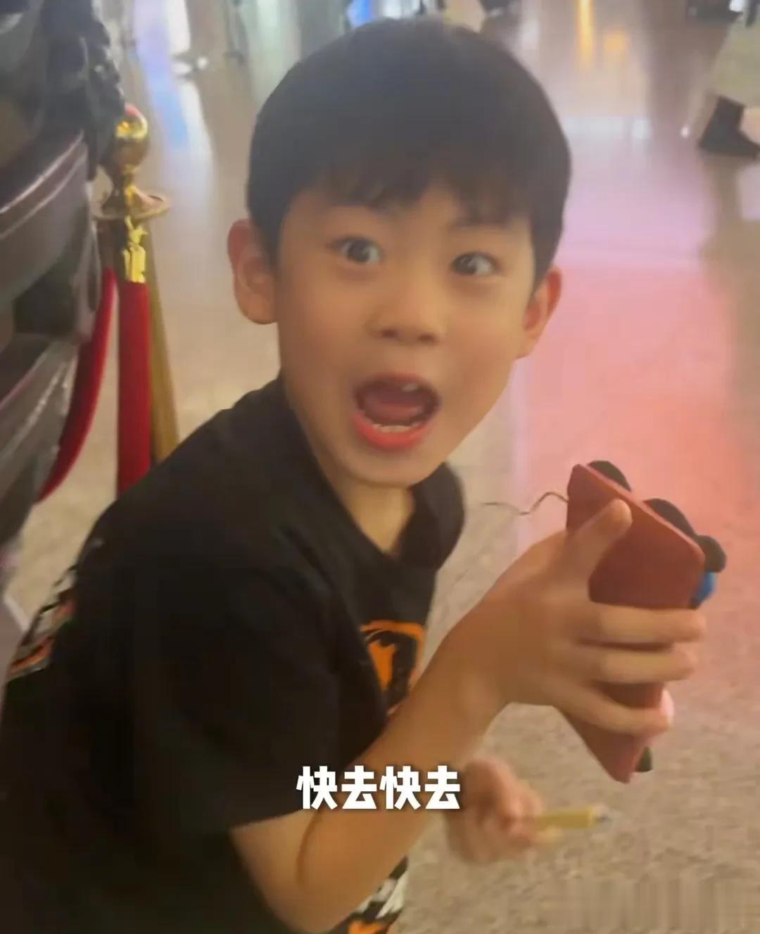 于晓光带儿子接妈妈，秋瓷炫激动搂着孩子亲吻，7岁啪嗒牙长歪了