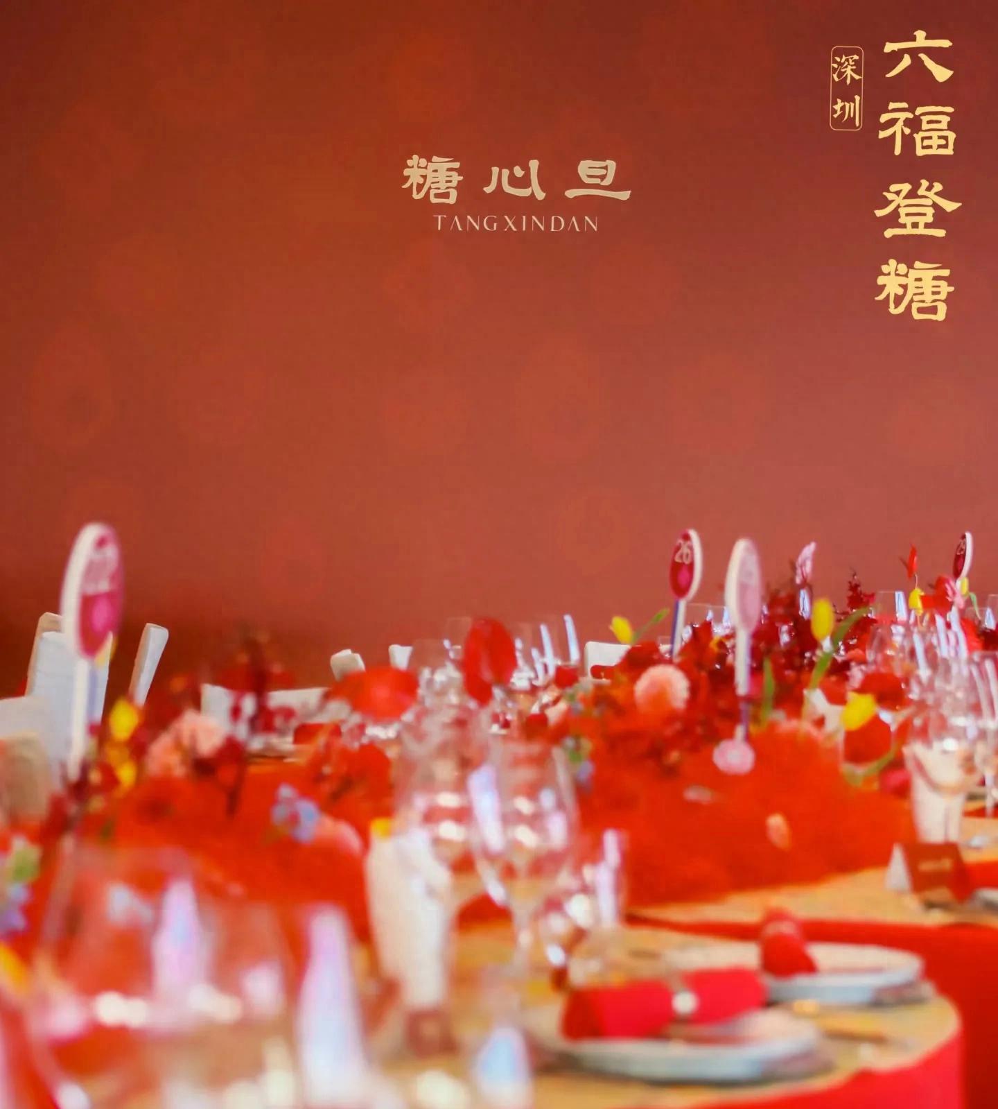 何超莲王诗龄参加活动，王诗龄一袭粉色长裙，看着比何超莲还成熟