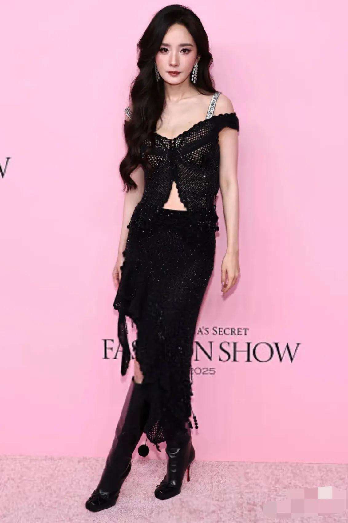 杨幂亮相维密大秀，身穿黑色性感纱裙打扮精致，但人却疲惫感十足