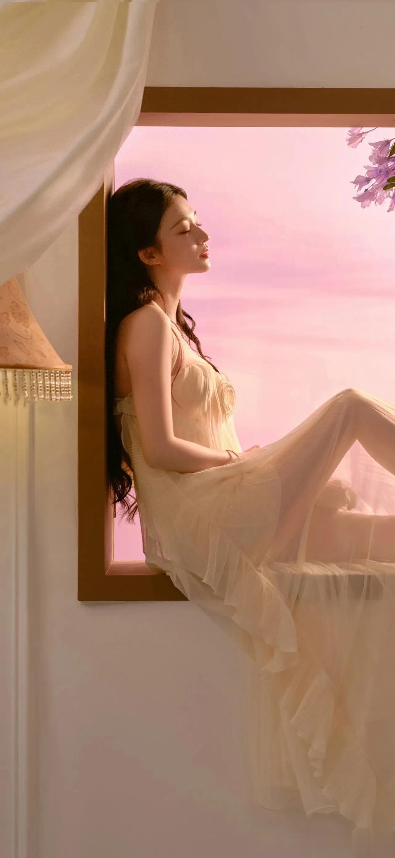 王楚然跨年月光女神造型美翻！白裙仙韵拉满太戳心