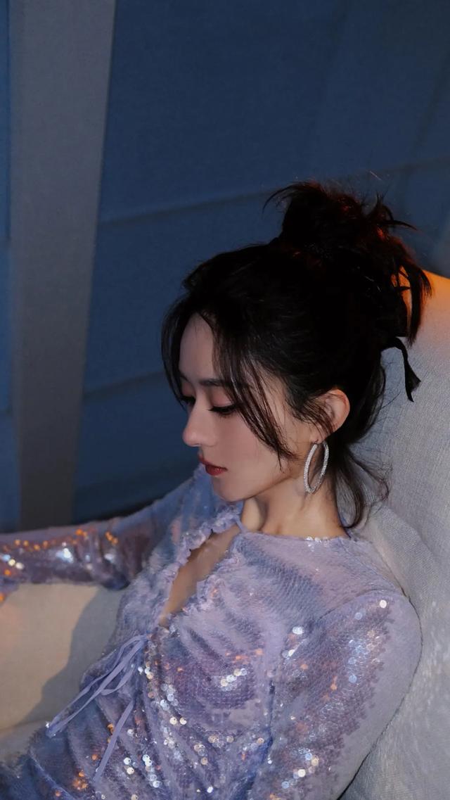 女星图鉴｜赵丽颖｜一袭紫色连衣裙，低调的优雅