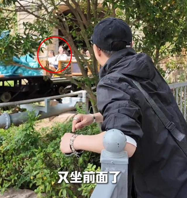 汪峰父亲节过得好热闹!带3个娃去游乐场,康作如女儿罕见现身!