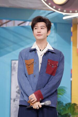 黄晓明新加坡同游被拍！亲密撑伞帮拿饮料　新欢身分疑为歌手