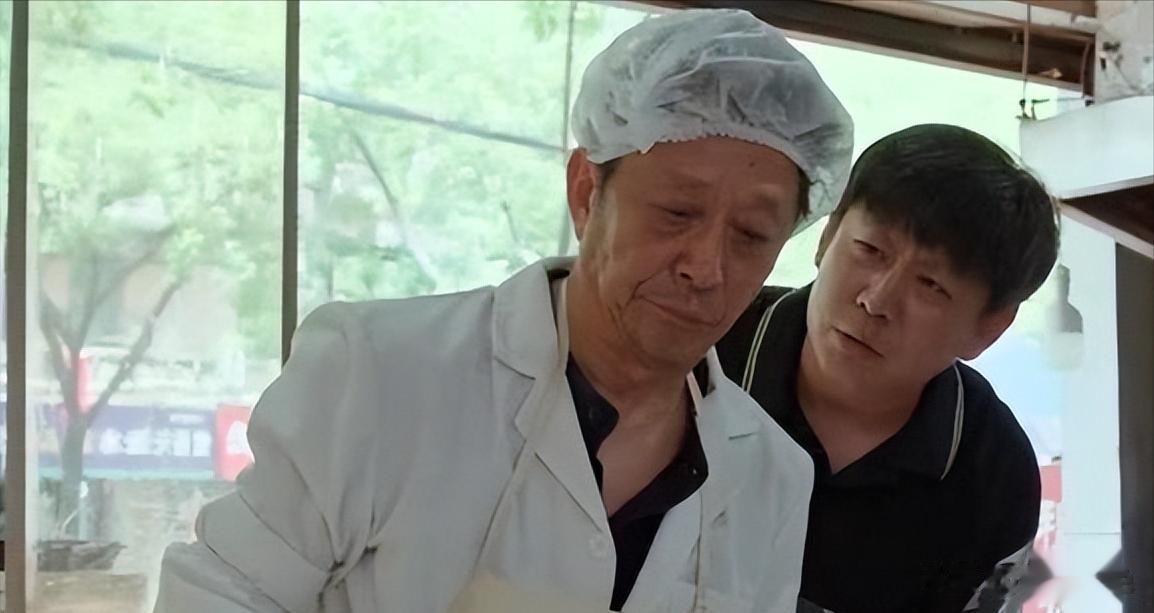 原来他俩是父子，儿子是名导父亲是老戏骨，凭《大生意人》再翻红