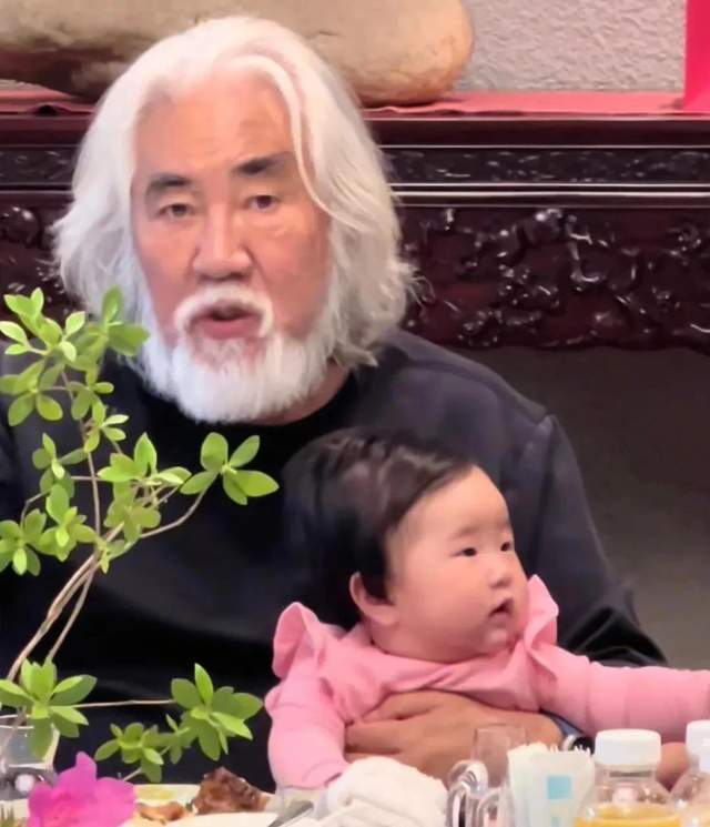 74岁张纪中游乐场训哭娇妻！背娃累瘫烈日下，网友：命硬也顶不住