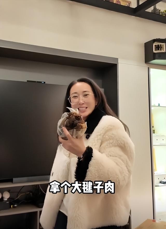 杜若溪东北妈来上海过年，带活蚕蛹 玉米碴 黄牛肉，被塑料袋看乐了