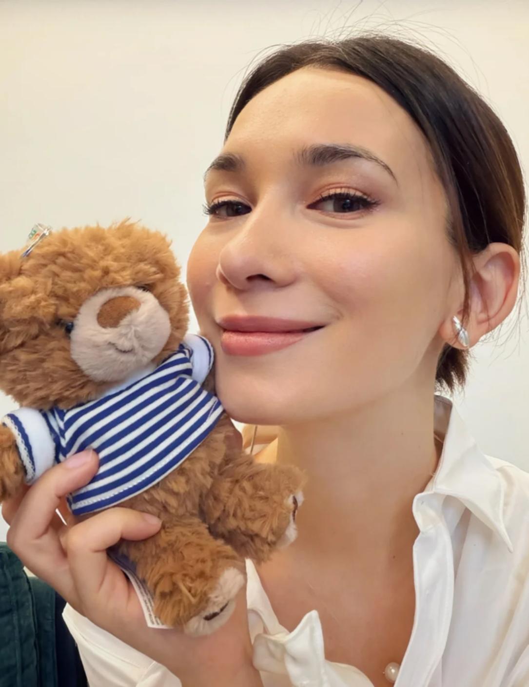 卢靖姗分享二胎生活，手拿奶瓶靠沙发上，穿黑色半身裙显肚大腰粗