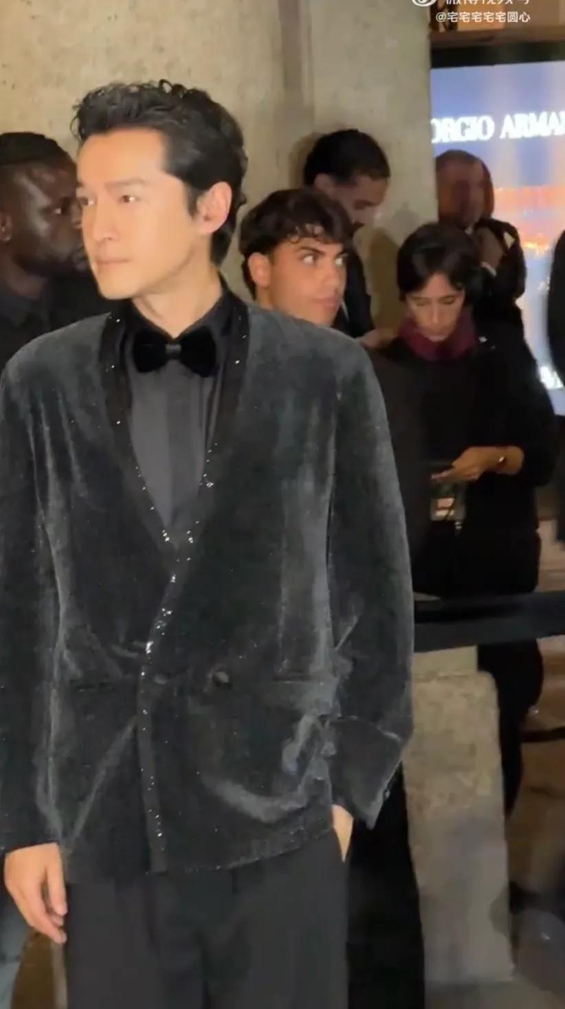 章子怡重返米兰时装周,一身蓝色阿玛尼很贵气,和胡歌坐一起养眼